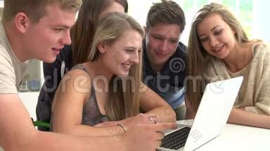 青少年聚集在笔记本电脑旁